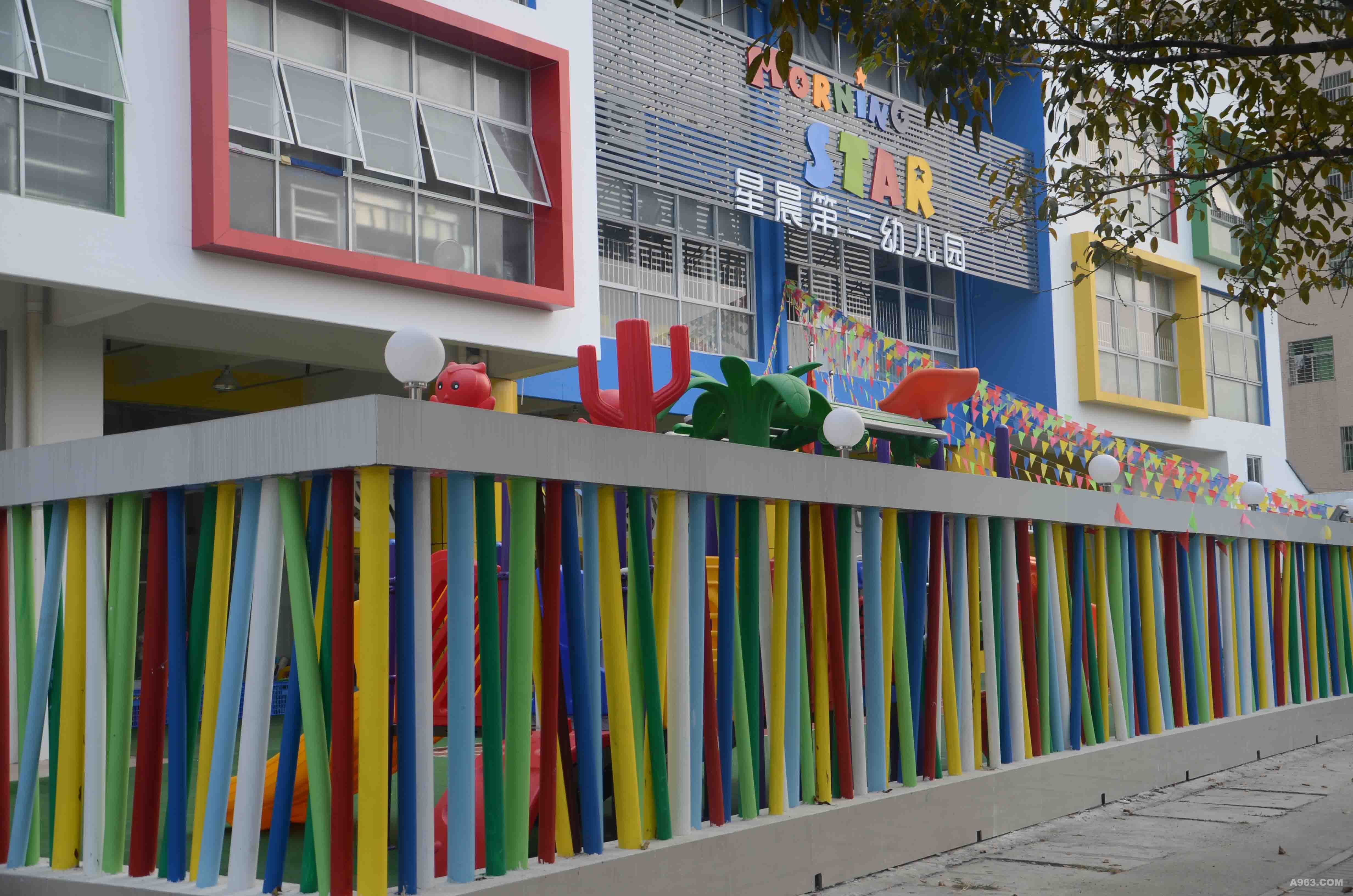 简单大气的幼儿园围墙图片